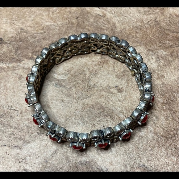 Beautiful Vintage Stretch Bracelet - Picture 4 of 7